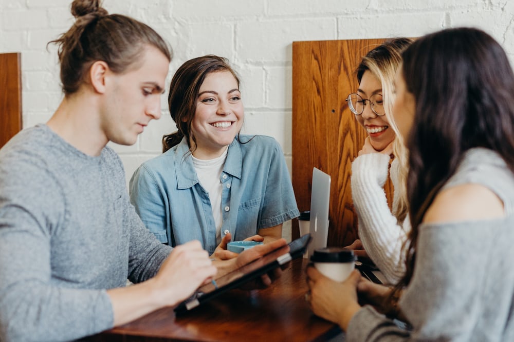 Personeel motiveren: team in vergaderzaal